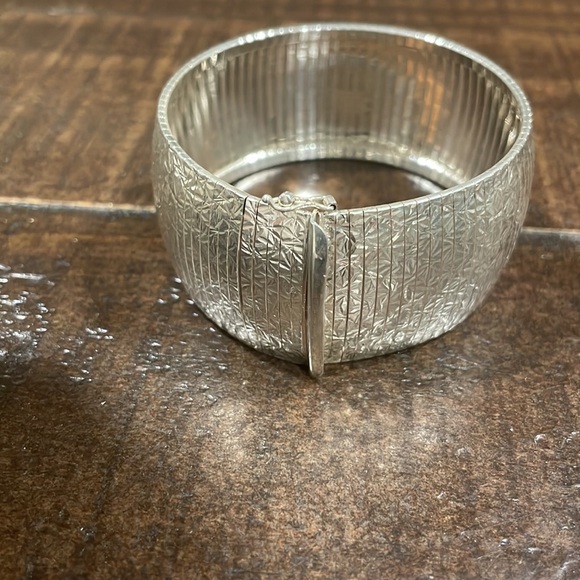 BELLA DIVA SILVER CUFF BRACELET. - Picture 4 of 7